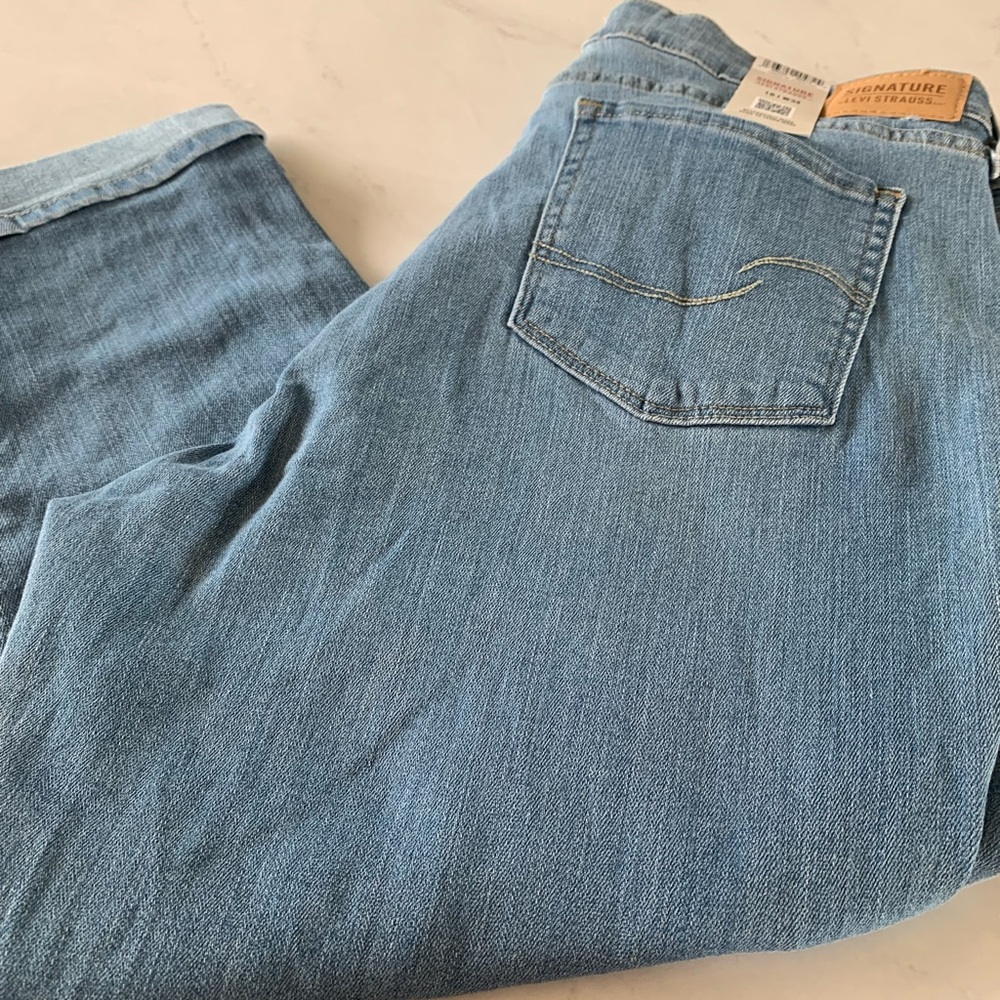 Signature by Levi Strauss women’s Light Blue Relaxed Jean capris!